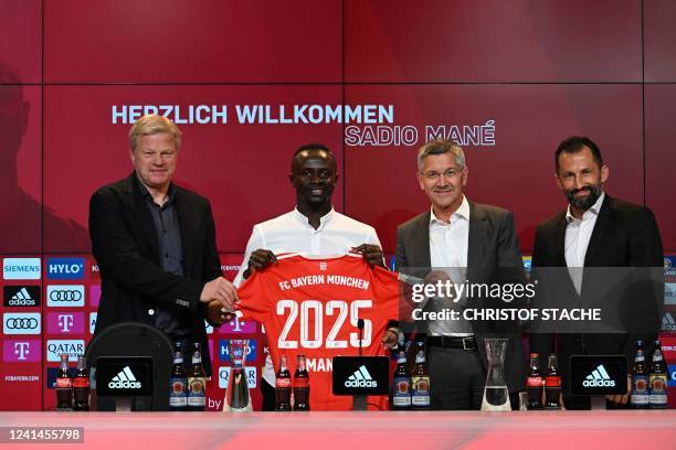 Bayern Munich's Senegalese new forward Sadio Mane with his jersey poses next to Bayern Munich CEO Oliver Kahn , President Herbert Hainer and Sporting...