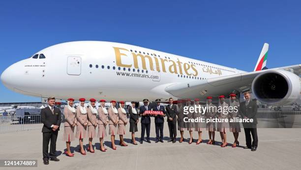 June 2022, Brandenburg, Schönefeld: The crew of an Emirates Airbus A380 800 stands in front of their aircraft for a press photo at the International...