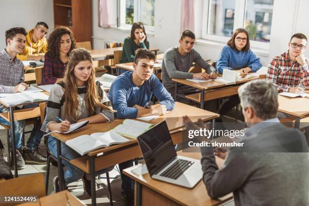 los estudiantes de secundaria escuchando a su maestro en una clase. - edificio de escuela secundaria fotografías e imágenes de stock