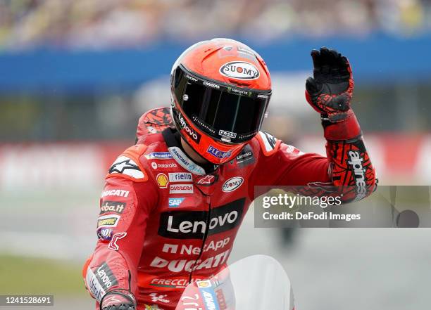 Francesco Bagnaia of Italien, Ducati Lenovo Team bedankt sich bei Publikum für die Unterstützung. During the MotoGP of Netherlands - Qualifying at TT...