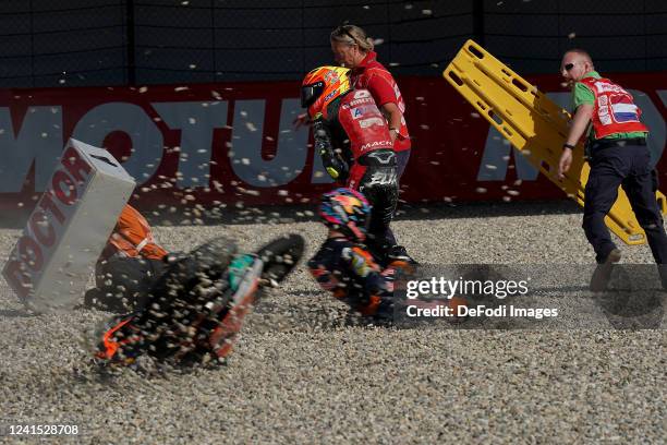 Unfall von Elia Bartolini of Italien, Esponsorama Racing, nach ihm stürzt auch Daniel Holggado of Spanien, Ajo Motorsport during the MotoGP of...