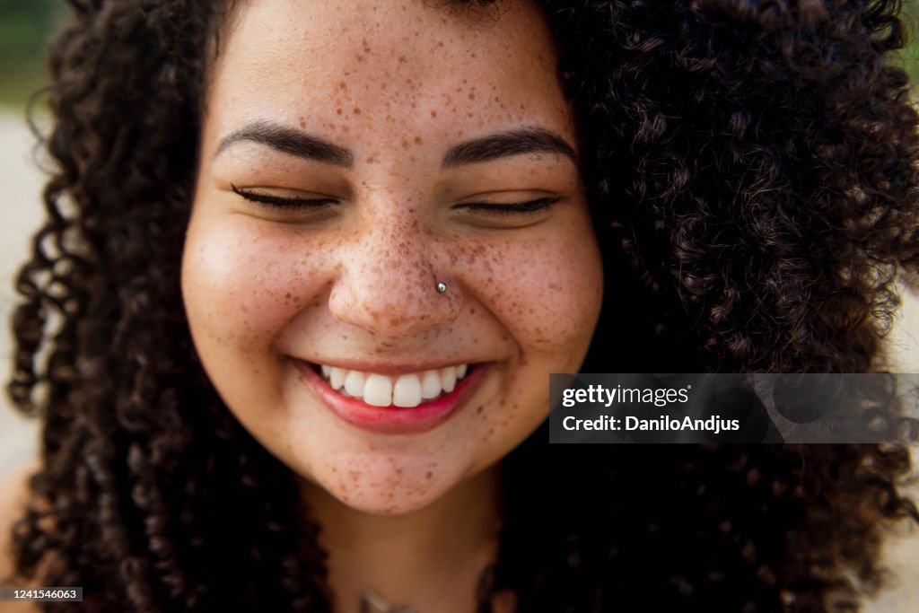 Primer plano de chica brasileña con el pelo rizado