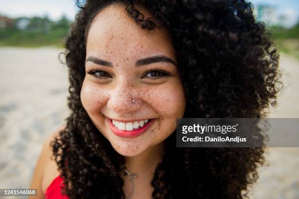 close-up de menina brasileira com um cabelo encaracolado - big beautiful women - fotografias e filmes do acervo