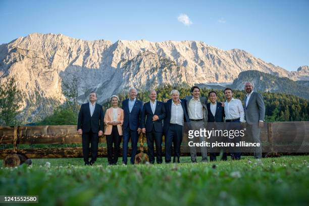June 2022, Bavaria, Elmau: The leaders lined up for an informal group photo at the "Merkel - Obama" bench after dinner at the G7 meeting at Schloss...