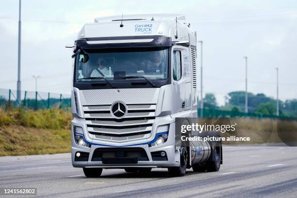 June 2022, Rhineland-Palatinate, Wörth am Rhein: A hydrogen test vehicle of the type "GenH2 Truck Prototype 2" drives along a test track at the Wörth...