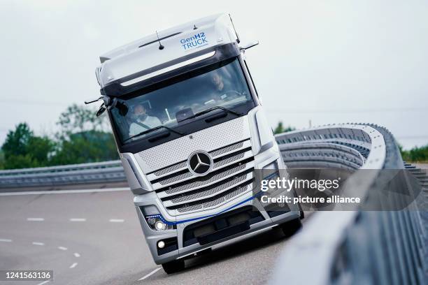 June 2022, Rhineland-Palatinate, Wörth am Rhein: A hydrogen test vehicle of the type "GenH2 Truck Prototype 2" drives along a test track at the Wörth...