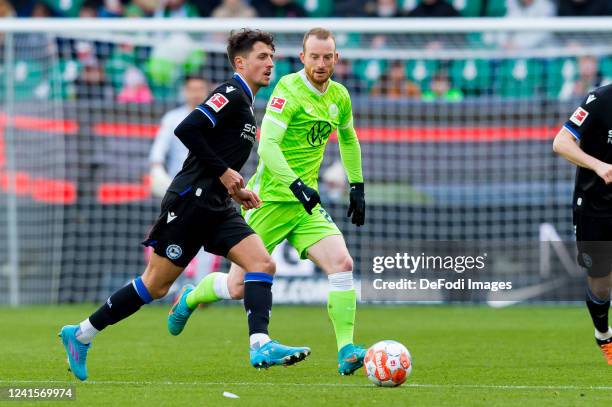 Alessandro Schoepf of Arminia Bielefeld and Maximilian Arnold of VfL Wolfsburg battle for the ball during the Bundesliga match between VfL Wolfsburg...