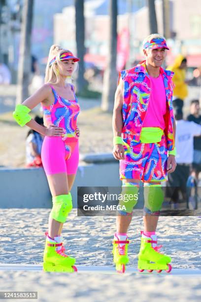 Margot Robbie and Ryan Gosling on rollerblades film new scenes for 'Barbie' in Venice California. 27 Jun 2022.