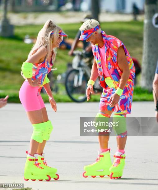 Margot Robbie and Ryan Gosling on rollerblades film new scenes for 'Barbie' in Venice California. 27 Jun 2022.