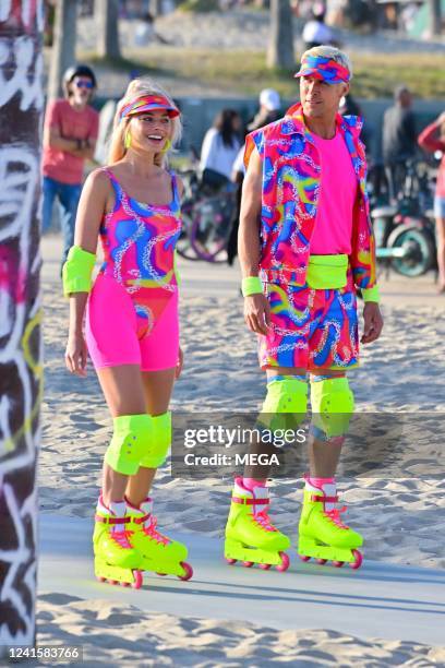 Margot Robbie and Ryan Gosling on rollerblades film new scenes for 'Barbie' in Venice California. 27 Jun 2022.