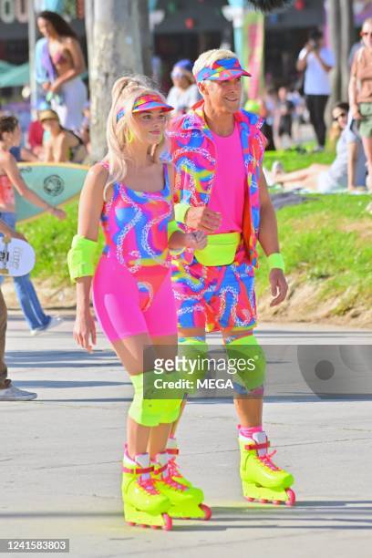 Margot Robbie and Ryan Gosling on rollerblades film new scenes for 'Barbie' in Venice California. 27 Jun 2022.