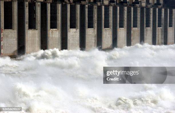 Preparations for the closing of the sluice gates of the gargantuan 25 billion USD Three Gorges Dam, 31 May 2003, goes underway at Yichang. The...