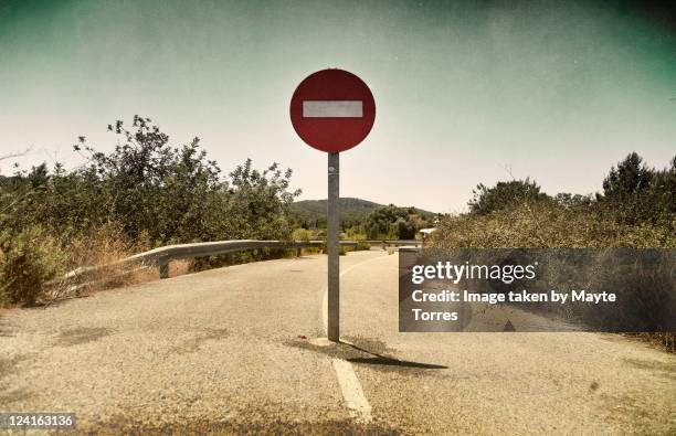 sign in middle of road - do not enter sign stockfoto's en -beelden