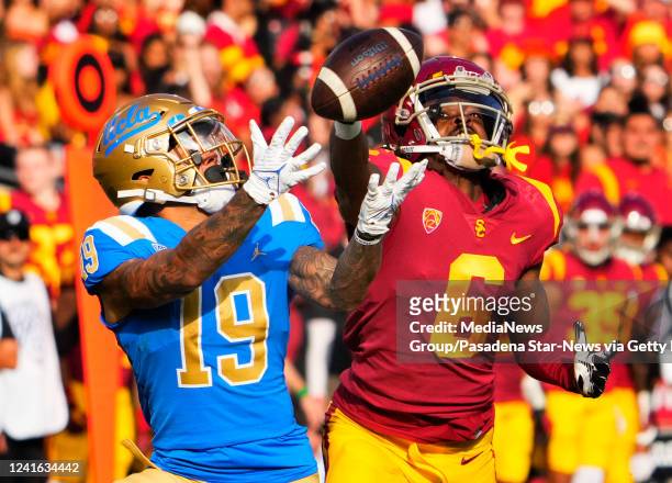 Los Angeles, CA Kazmeir Allen of the UCLA Bruins catches a pass and runs for s touchdown past Isaac Taylor-Stuart of the USC Trojans in the first...