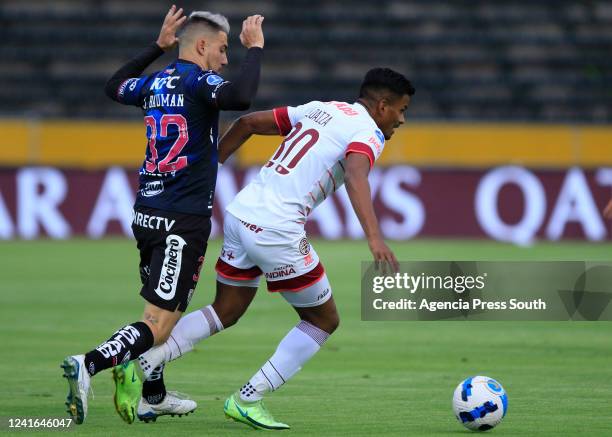 Jonathan Bauman of Independiente del Valle fights for the ball with Raul Loaiza of Lanus during a match as part of round of sixteen of Copa CONMEBOL...