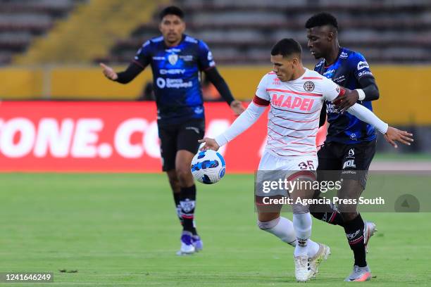 Braian Aguirre of Lanus fights for the ball with Jhoanner Chavez of Independiente del Valle during a match as part of round of sixteen of Copa...