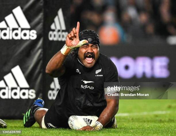Auckland , New Zealand - 2 July 2022; Pita Gus Sowakula of New Zealand celebrates after scoring his side's sixth try during the Steinlager Series...