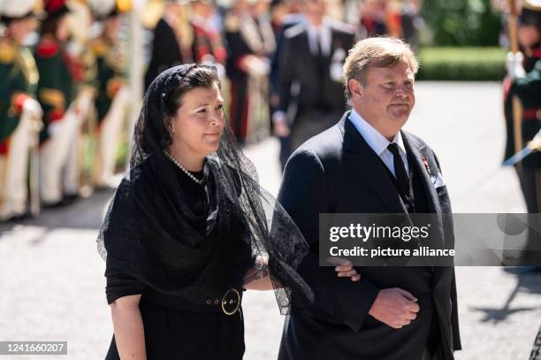 July 2022, Baden-Wuerttemberg, Altshausen: Eleonore Fleur Countess of Goess and Moritz Count of Goess before the beginning of the funeral service for...