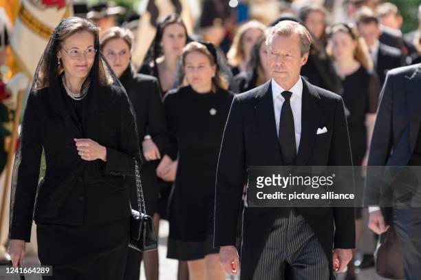 July 2022, Baden-Wuerttemberg, Altshausen: Hereditary Princess Sophie of Liechtenstein and Grand Duke Henri of Luxembourg before the start of the...