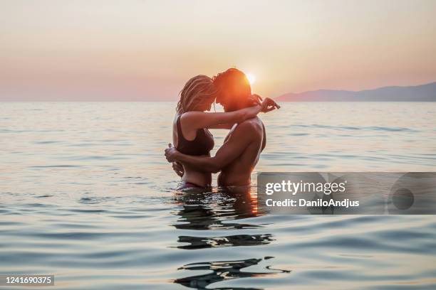 romantischer sonnenuntergang - couples romance stock-fotos und bilder