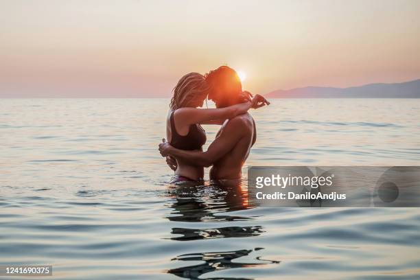 romantisk solnedgång - young couple beach bildbanksfoton och bilder