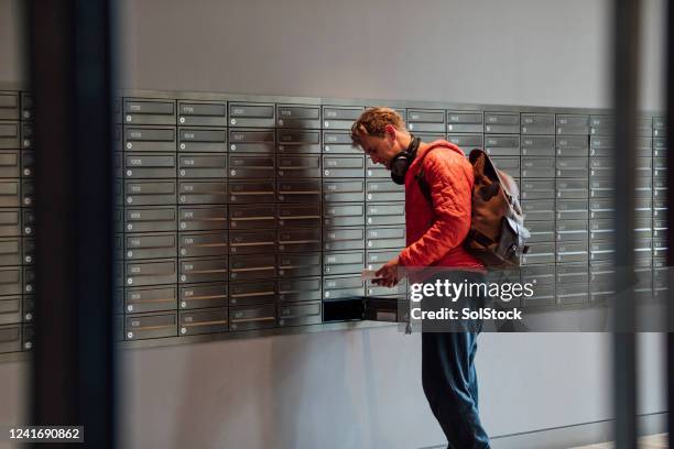 het controleren van zijn mail - brievenbus gefabriceerd object stockfoto's en -beelden