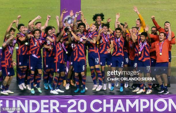 Players celebrate with the trophy of the CONCACAF Under-20 Championship, after defeating Dominican Republic in the football final, at the Olimpico...