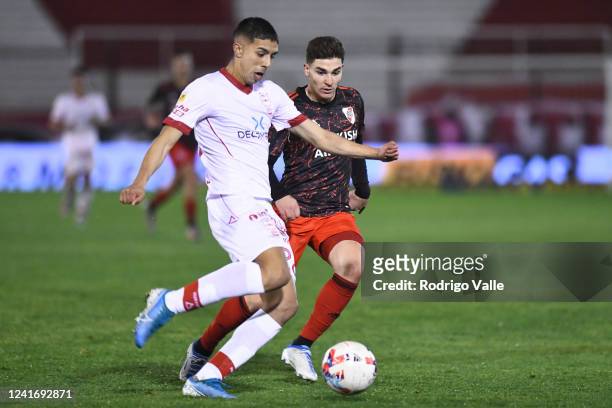 Walter Perez of Huracan competes for the ball with Julian Alvarez of River Plate during a match between Huracan and River Plate as part of Liga...
