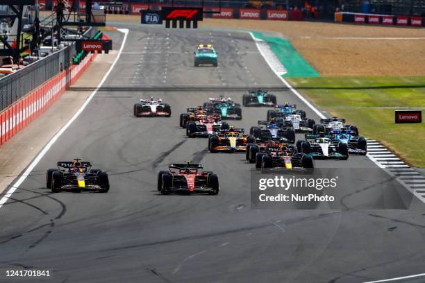 Race start 01 Max Verstappen, Oracle Red Bull Racing, RB18, action 55 Carlos Sainz, Scuderia Ferrari, F1-75, action during the Formula 1 Grand Prix...