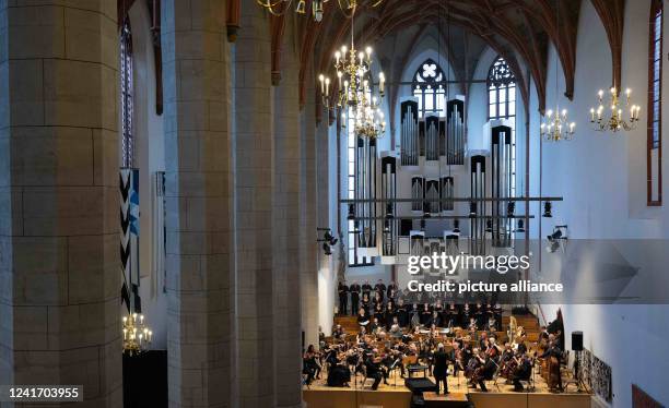 July 2022, Saxony-Anhalt, Halle : Members of various orchestras, the Ashirachor Israel and the Zamirchor Bayreuth will perform a concert in the...