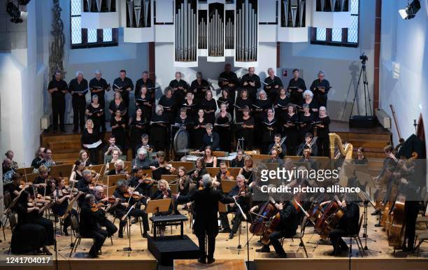 July 2022, Saxony-Anhalt, Halle : Members of various orchestras, the Ashirachor Israel and the Zamirchor Bayreuth will perform a concert in the...