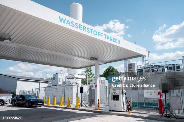 July 2022, Bavaria, Erlangen: A hydrogen filling station in Erlangen. In the background are hydrogen-powered cars. Photo: Daniel Vogl/dpa