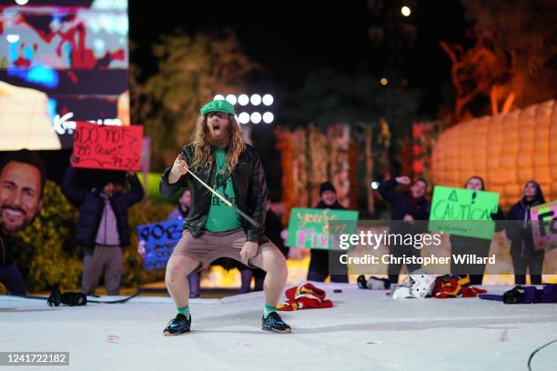No Touchy-Touchy This week on the Holey Moley course, a new batch of contestants attempt to break ice at the Distractor, make their mark before the...