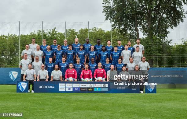 July 2022, North Rhine-Westphalia, Bochum: The team photo of the Bundesliga soccer team VfL Bochum, taken on a training ground. 4th row, from left to...