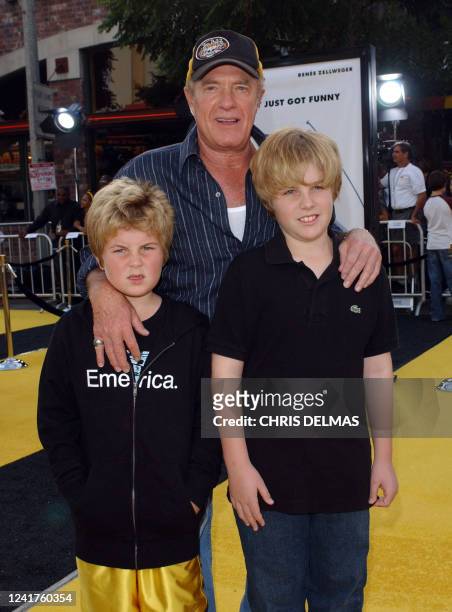 Actor James Caan arrives for the premiere of "Bee Movie" with his sons James and Jacob in Los Angeles on October 28, 2007.