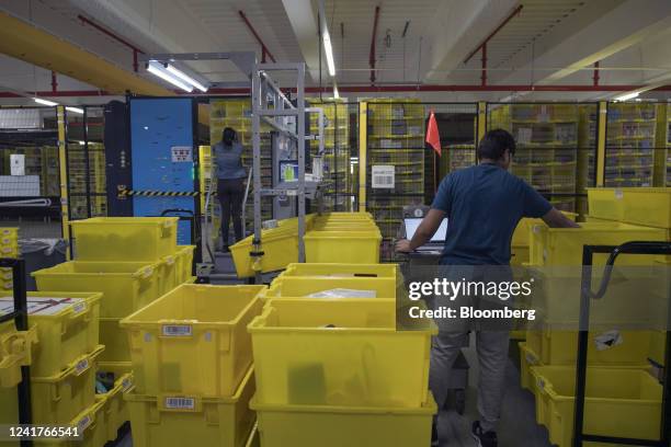 Sorting. Amazon Amazon Warehouse Employees Photos and Premium High Res Pictures - Getty ...