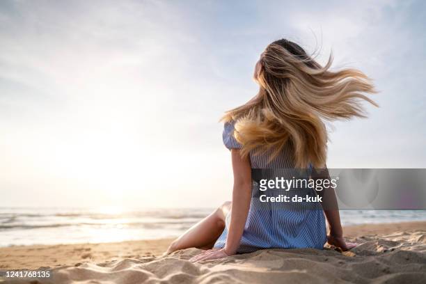 inspirerende zonsondergang in de zomervakantie - hair blowing stockfoto's en -beelden