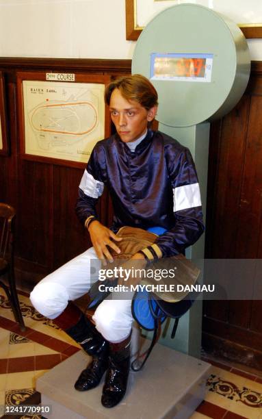 Le jockey Grégoire Leenders pose sur la balance, le 30 juillet 2004 sur l'hippodrome de Clairefontaine à Deauville. Avec son mètre quatre-vingt-dix,...