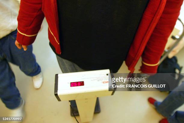 Une adolescente souffrant d'obésité se pèse dans l'une des chambres du Centre de pédiatrie et de rééducation de Bullion, le 28 janvier 2004. Le...