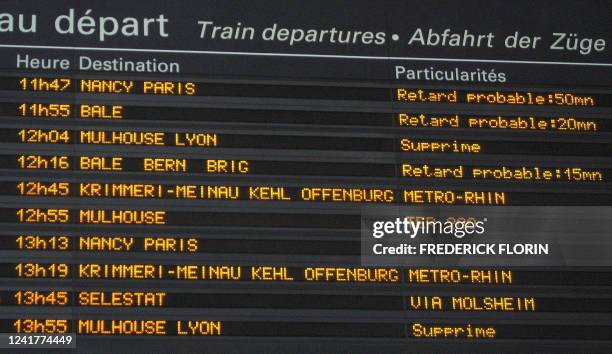 Photo prise le 05 mars 2006 d'un panneau d'affichage dans la gare de Strasbourg indiquant aux passagers le retard et l'annulation des trains à cause...