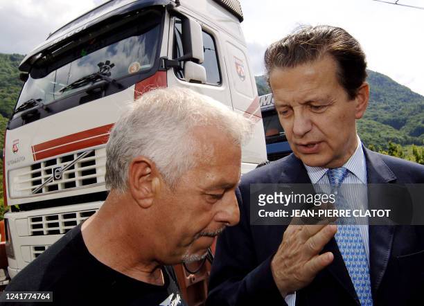 Le ministre des Transports Dominique Perben s'entretient avec un chauffeur français, le 09 juin 2005 à Aiton, sur la plate-forme de chargement des...