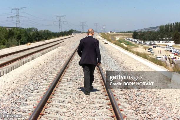 Louis Gallois, président de la Société Nationale des Chemins de Fer , marche sur la voie ferrée du futur TGV Méditerranée, le 03 juin 1999 à Cheval...