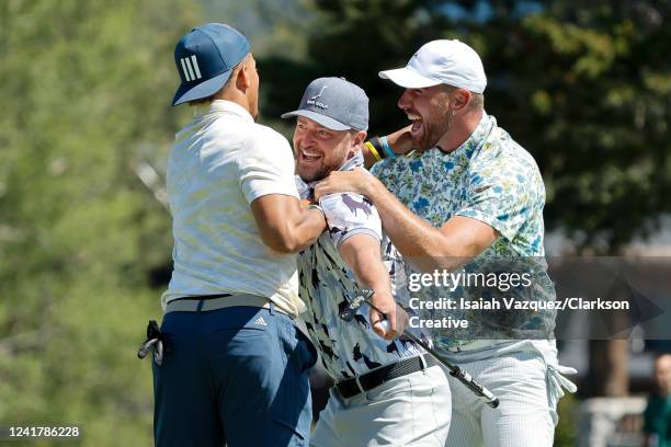 Football players Travis Kelce, Patrick Mahomes, and musician Justin Timberlake reacts to Kelce making a putt for an eagle on the 18th hole during...