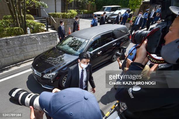Hearse transporting the body of former Japanese prime minister Shinzo Abe arrives at his residence in Tokyo on July 9, 2022. - Japan's former prime...