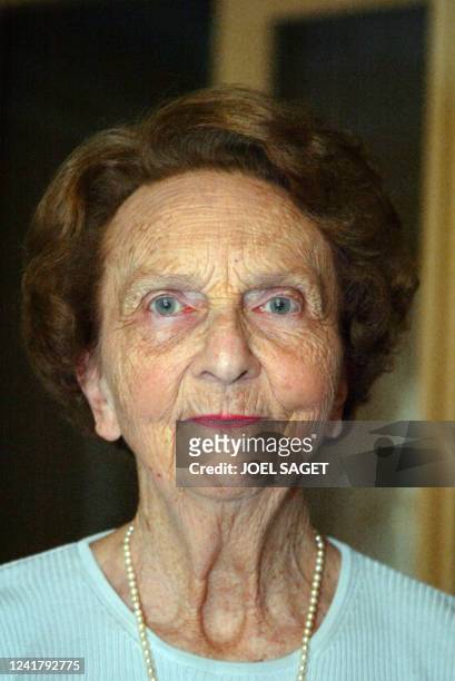 Héroïne de Dien Bien Phu, Geneviève de Galard pose chez elle à Paris, le 21 avril 2004. Convoyeuse de l'armée de l'Air lors de la guerre d'Indochine,...