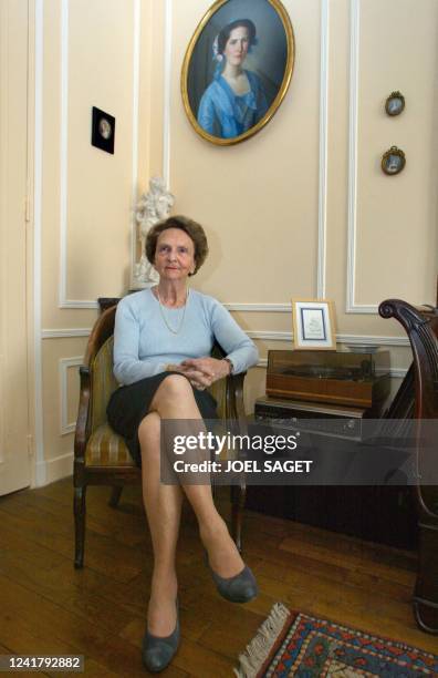 Héroïne de Dien Bien Phu, Geneviève de Galard pose chez elle à Paris, le 21 avril 2004. Convoyeuse de l'armée de l'Air lors de la guerre d'Indochine,...