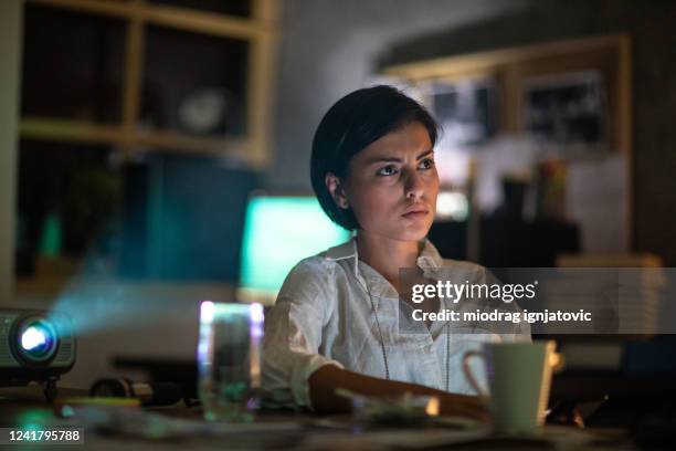 detective femenina del fbi viendo la escena del crimen en un proyector de video en la oficina - police station fotografías e imágenes de stock