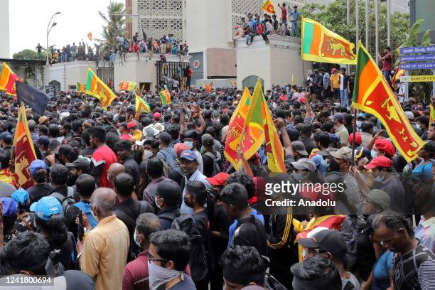 Sri Lankan protestors demanding that President Gotabaya Rajapaksa steps down from the Presidency forcibly enter the Presidentâs House, the official...