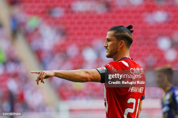 Hiram Mier of Chivas gives instructions to his teammates during the 2nd round match between Chivas and Atletico San Luis as part of the Torneo...