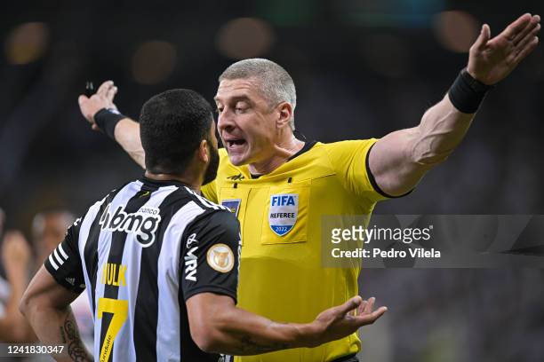 Hulk of Atletico Mineiro argues with referee Anderson Daronco during the match between Atletico Mineiro and Sao Paulo as part of Brasileirao 2022 at...